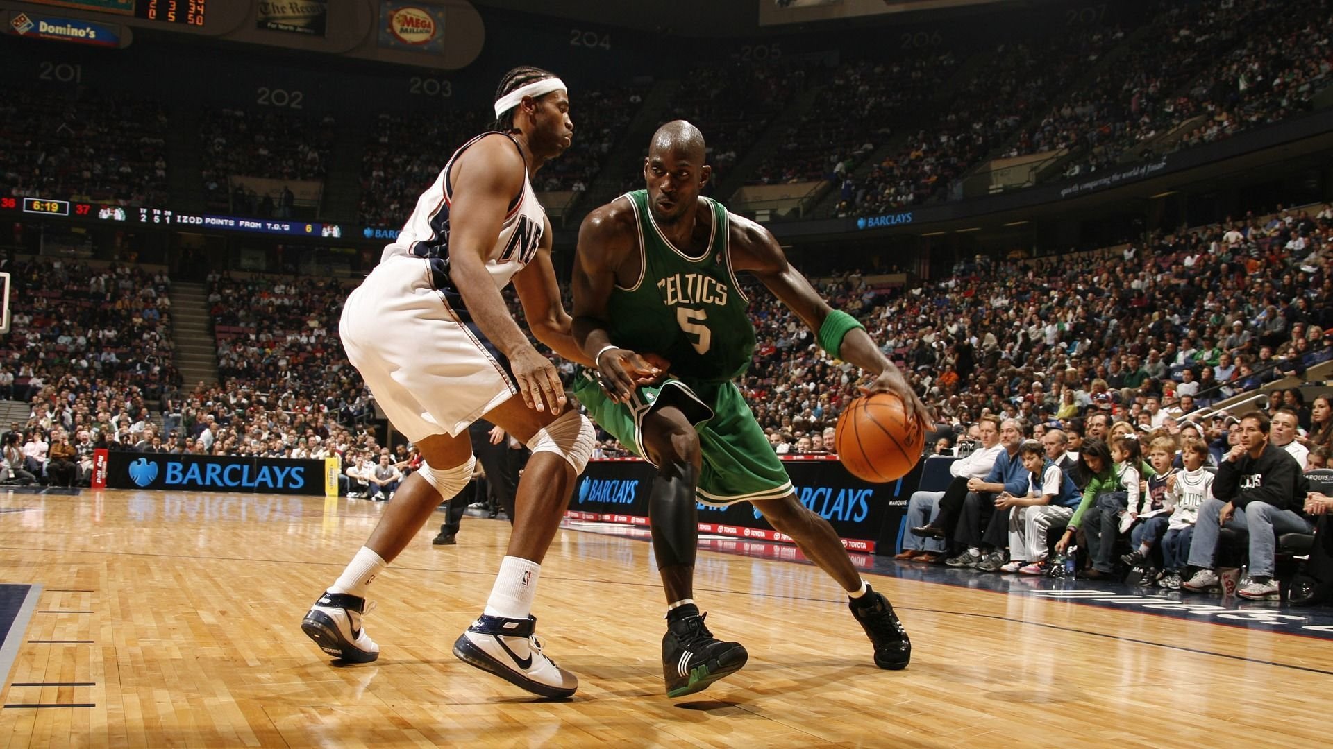 这是一个非常具有戏剧张力的关键词组合。首先,我们扩展思维,拟定几个不同风格的标题,再选择最优方案进行内容创作